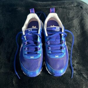 Excellent condition Under Armour size 5 girls sneaker - iridescent mermaid-like!